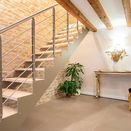 Stylish & Cozy Venetian House בית נופש