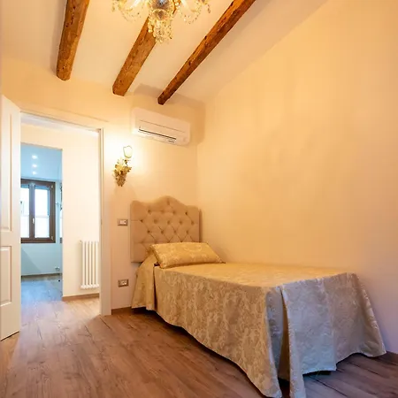 Stylish & Cozy Venetian House * ונציה